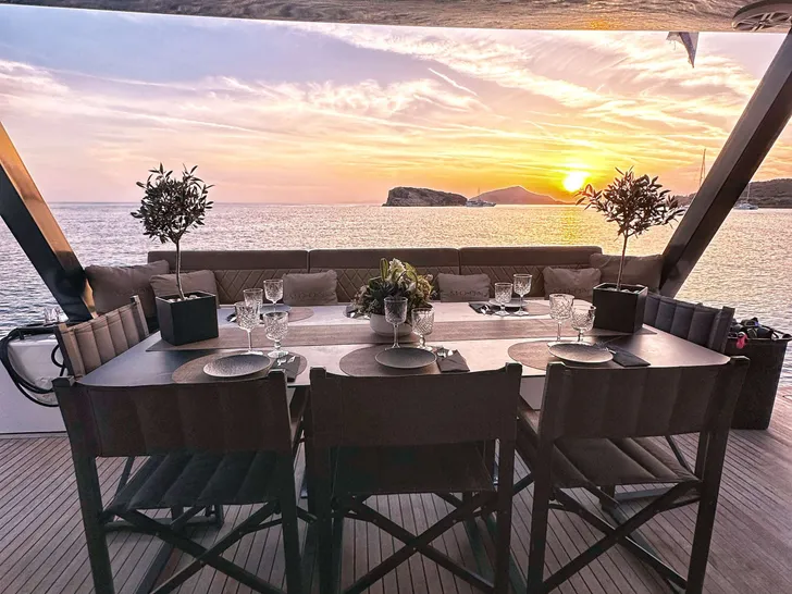 MOONLIGHT Moon Yacht 60 - aft deck alfresco dining area MOONLIGHT Moon Yacht 60 - aft deck alfresco dining area