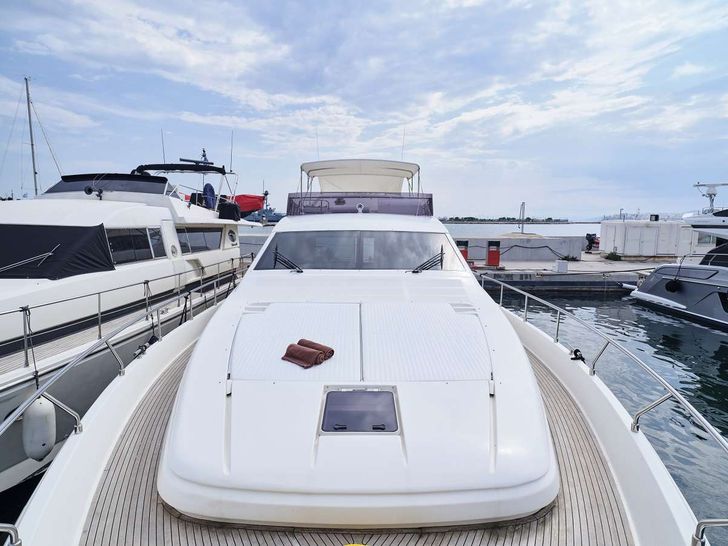 FLOW Ferretti 68 - foredeck sunbathing area FLOW Ferretti 68 - foredeck sunbathing area