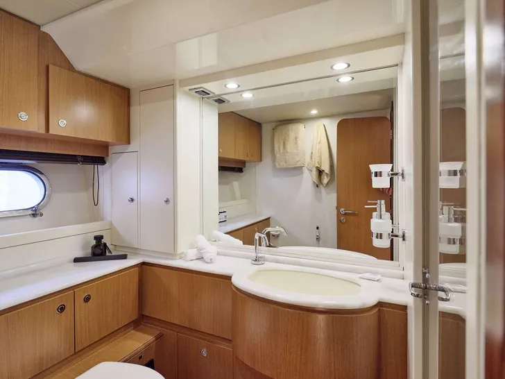 FLOW Ferretti 68 - master cabin bathroom FLOW Ferretti 68 - master cabin bathroom