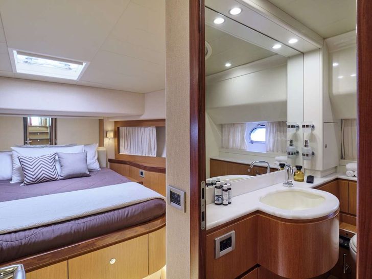 FLOW Ferretti 68 - VIP cabin 1 bed and bathroom FLOW Ferretti 68 - VIP cabin 1 bed and bathroom