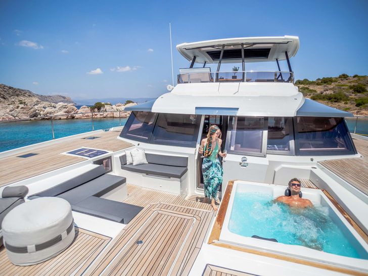 D2 - Fountaine Pajot 67,foredeck lounge and jacuzzi