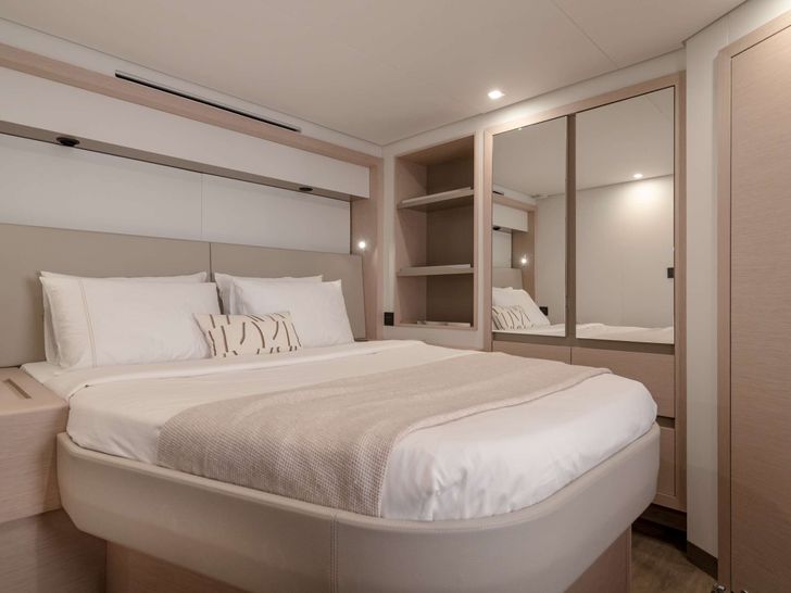 SERENISSIMA III Fountaine Pajot 80 - VIP cabin 2 SERENISSIMA III Fountaine Pajot 80 - VIP cabin 2