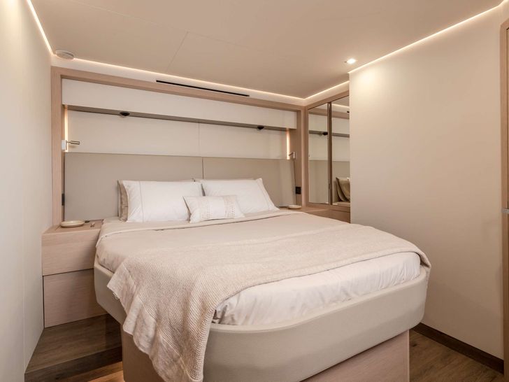 SERENISSIMA III Fountaine Pajot 80 - VIP cabin 3 SERENISSIMA III Fountaine Pajot 80 - VIP cabin 3