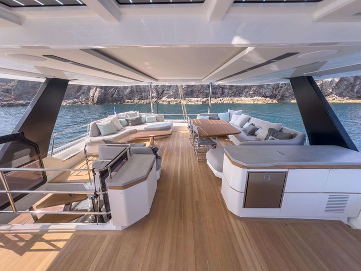SERENISSIMA III Fountaine Pajot 80 - flybridge seating SERENISSIMA III Fountaine Pajot 80 - flybridge seating