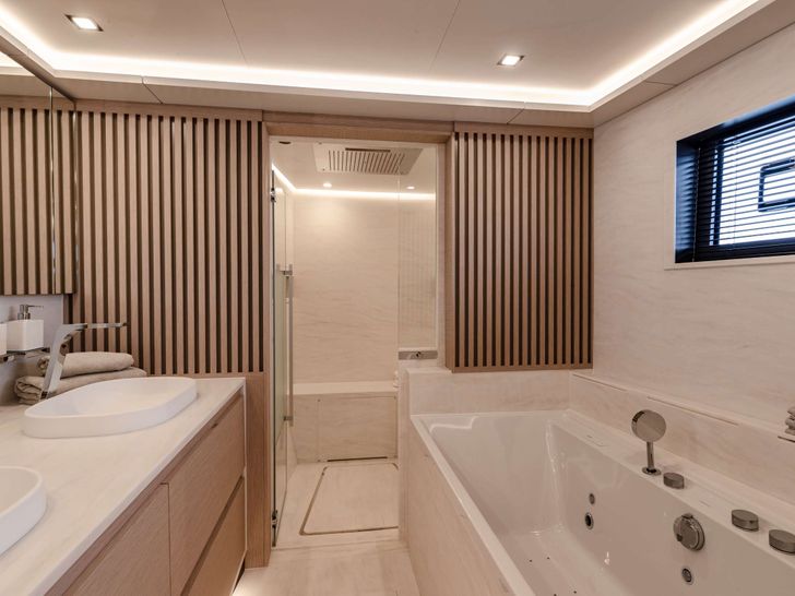 SERENISSIMA III Fountaine Pajot 80 - master cabin bathroom SERENISSIMA III Fountaine Pajot 80 - master cabin bathroom