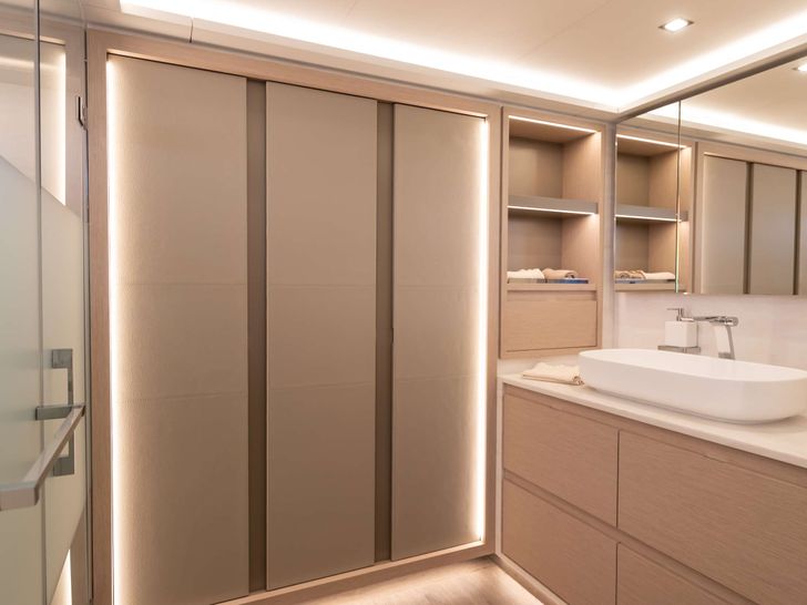 SERENISSIMA III Fountaine Pajot 80 - VIP cabin 1 bathroom SERENISSIMA III Fountaine Pajot 80 - VIP cabin 1 bathroom