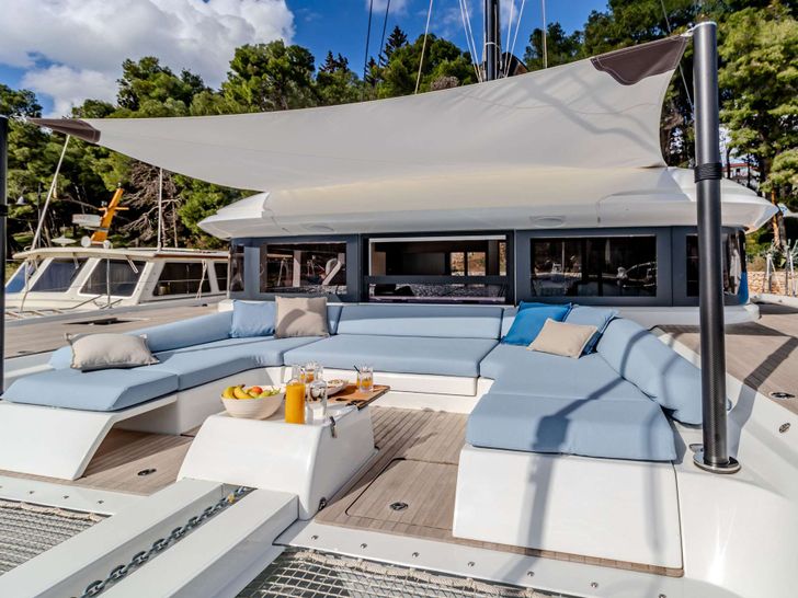 AGENDA 55 Lagoon 55 - foredeck lounge covered AGENDA 55 Lagoon 55 - foredeck lounge covered