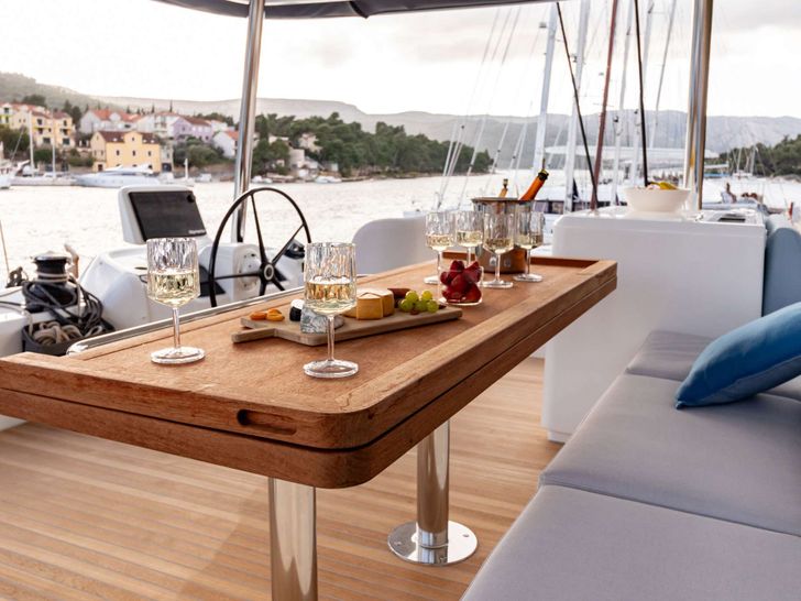 AGENDA 55 Lagoon 55 - flybridge AGENDA 55 Lagoon 55 - flybridge
