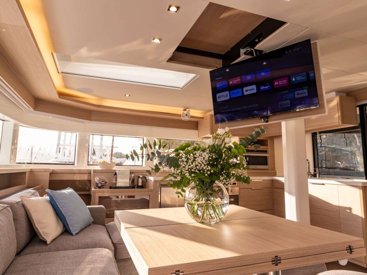 AGENDA 55 Lagoon 55 - saloon TV AGENDA 55 Lagoon 55 - saloon TV
