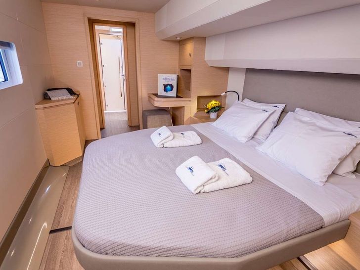 ENDLESS BEAUTY - Fountaine Pajot 44,master cabin bed ENDLESS BEAUTY - Fountaine Pajot 44,master cabin bed
