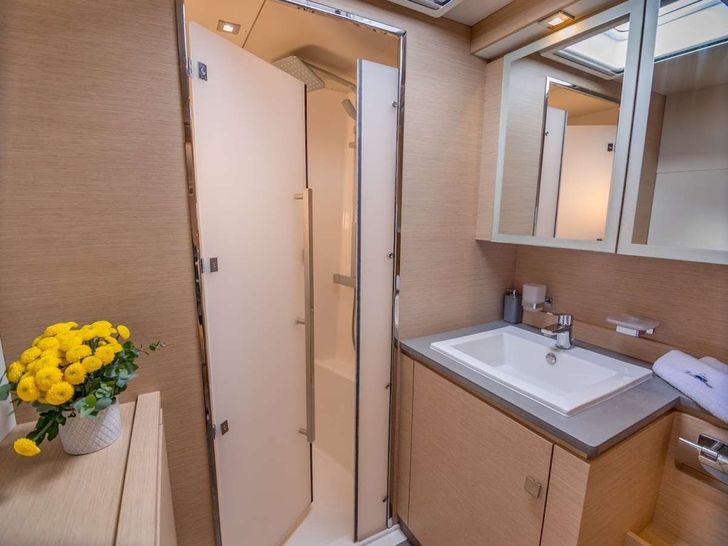 ENDLESS BEAUTY - Fountaine Pajot 44,master cabin bathroom ENDLESS BEAUTY - Fountaine Pajot 44,master cabin bathroom