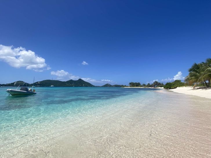 HQ2 - Open Ocean 750,dinghy by the beach HQ2 - Open Ocean 750,dinghy by the beach