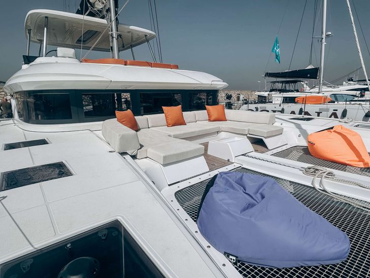 AURELIA Lagoon 55 - foredeck lounge AURELIA Lagoon 55 - foredeck lounge