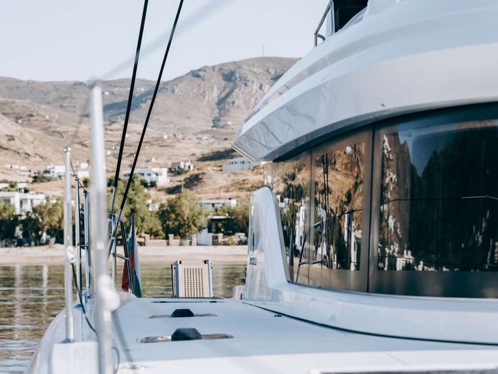 AURELIA Lagoon 55 - side walkway AURELIA Lagoon 55 - side walkway