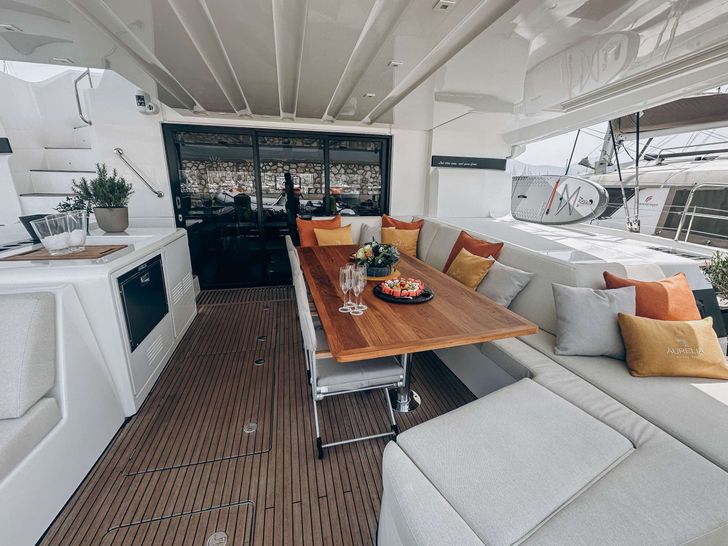 AURELIA Lagoon 55 - aft deck dining area AURELIA Lagoon 55 - aft deck dining area