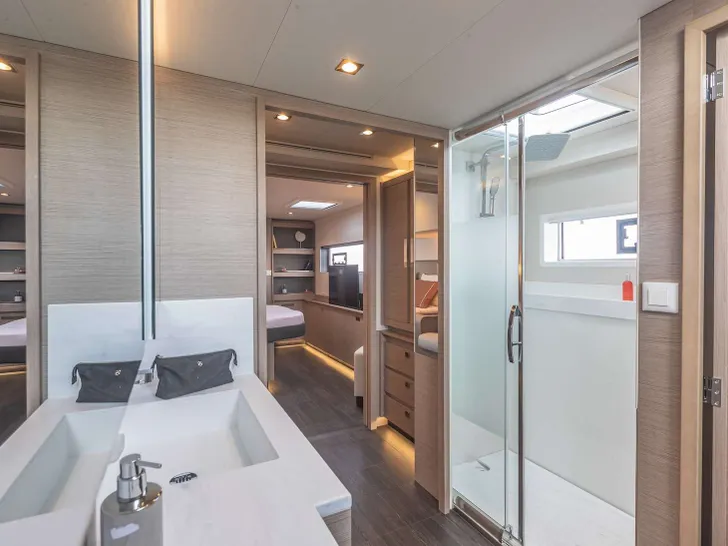 7TH HEAVEN - Fountaine Pajot Samana 59,master cabin bathroom 7TH HEAVEN - Fountaine Pajot Samana 59,master cabin bathroom