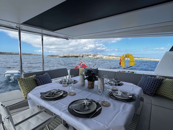 ANDIAMO Leopard 50 - alfresco dining set up ANDIAMO Leopard 50 - alfresco dining set up