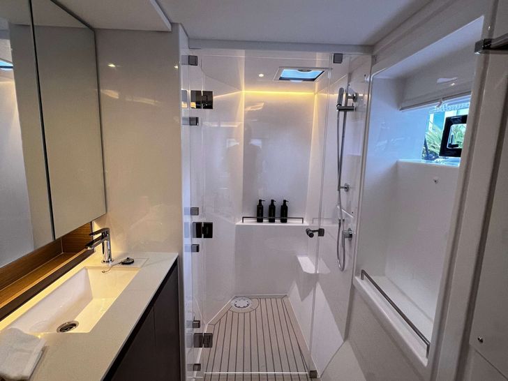 ANDIAMO Leopard 50 - master cabin bathroom ANDIAMO Leopard 50 - master cabin bathroom