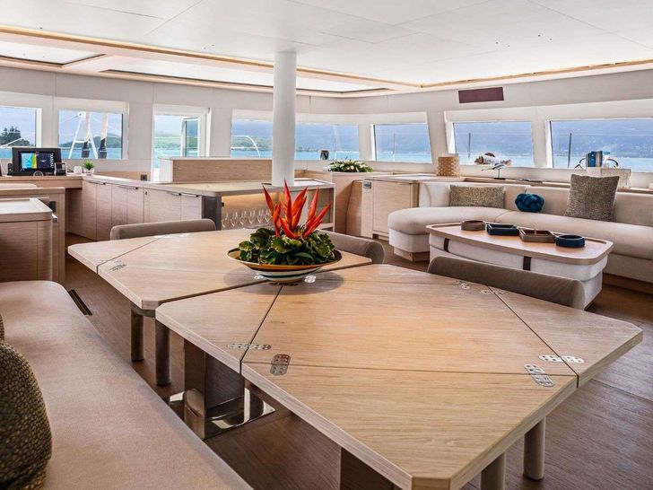 MANE ET NOCTE Lagoon Seventy 7 - saloon indoor dining area MANE ET NOCTE Lagoon Seventy 7 - saloon indoor dining area