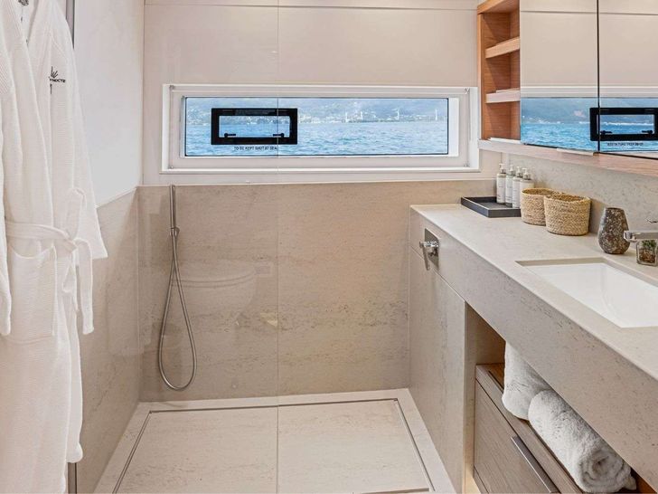 MANE ET NOCTE - Lagoon Seventy 7,maste cabin bathroom MANE ET NOCTE - Lagoon Seventy 7,maste cabin bathroom