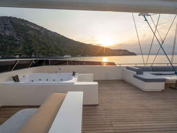 DE LOVE Custom Sailing Yacht 47m - jacuzzi DE LOVE Custom Sailing Yacht 47m - jacuzzi