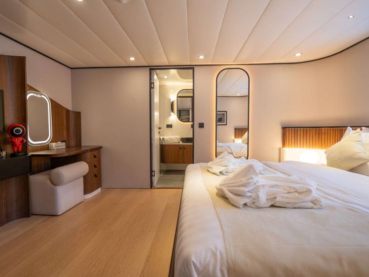 DE LOVE Custom Sailing Yacht 47m - master cabin bed and vanity unit DE LOVE Custom Sailing Yacht 47m - master cabin bed and vanity unit