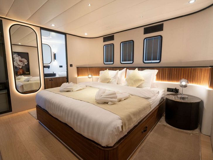 DE LOVE Custom Sailing Yacht 47m - master cabin bed DE LOVE Custom Sailing Yacht 47m - master cabin bed