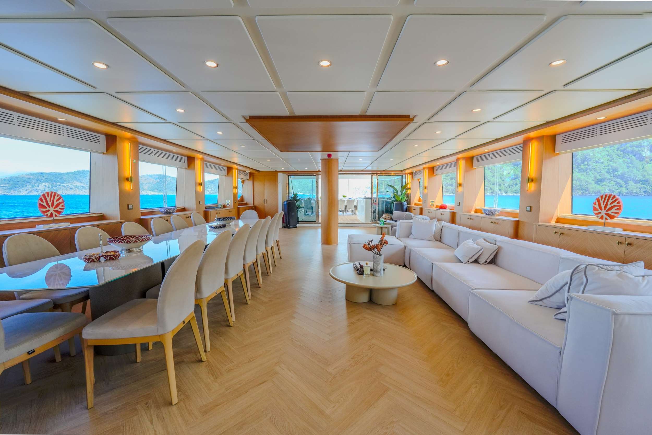 KING OF THE SEA - Indoor dining area