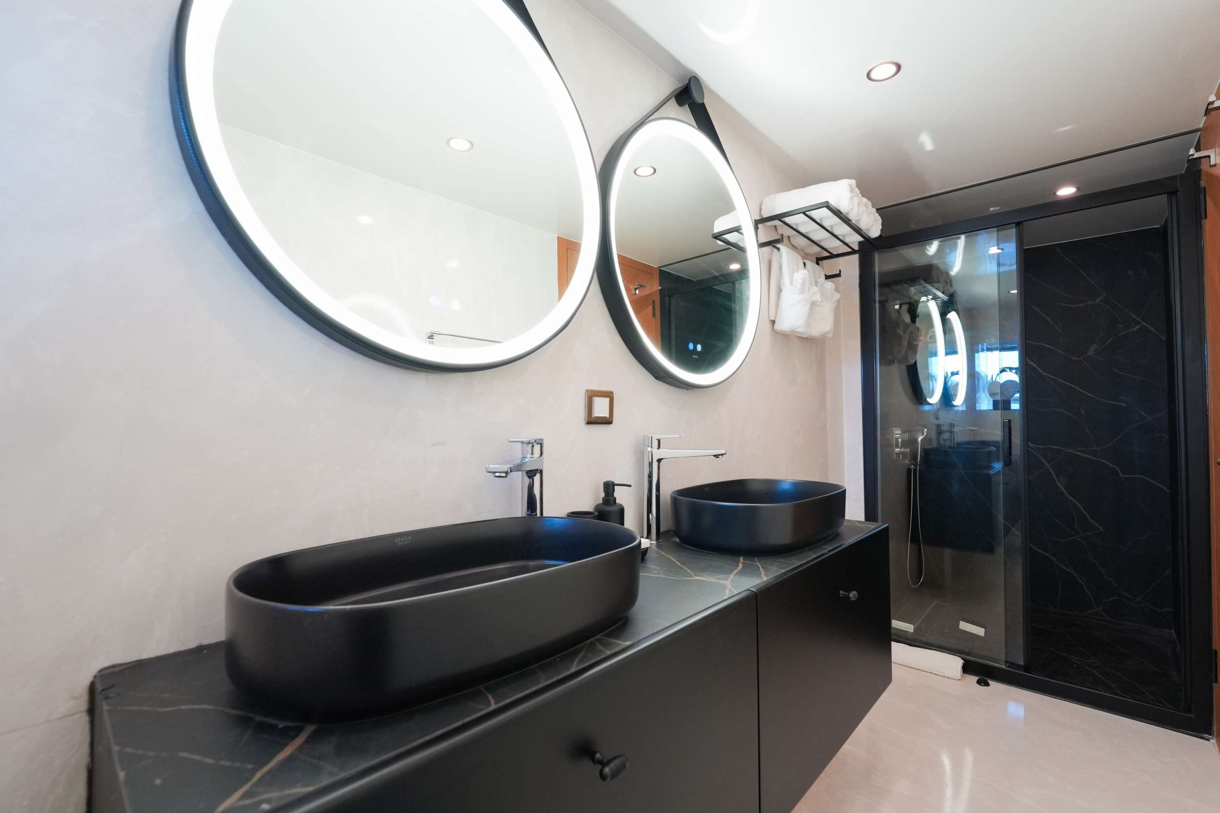 KING OF THE SEA - Bathroom