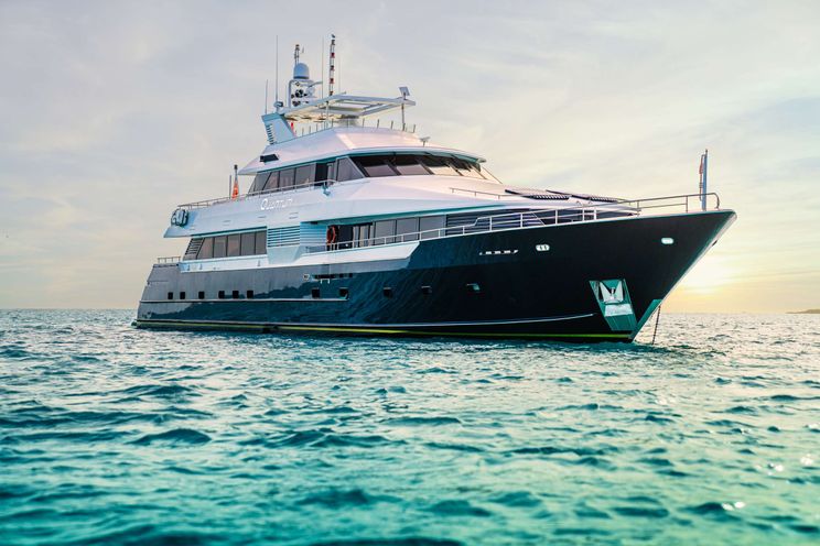 Charter Yacht QUANTUM - Broward 125 - 4 Cabins - Nassau - Exumas - Bahamas