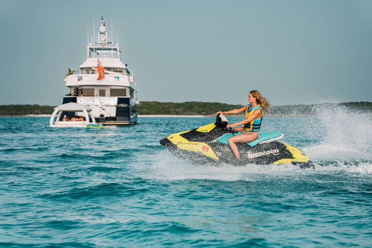 Charter Yacht QUANTUM - Broward 125 - 4 Cabins - Nassau - Exumas - Bahamas