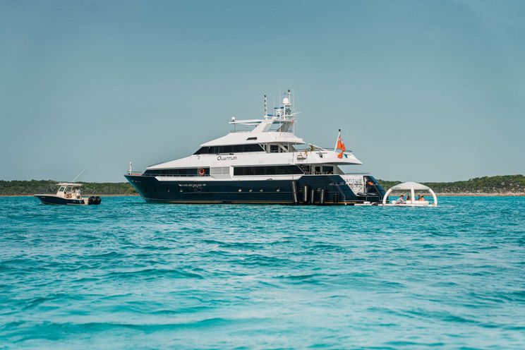 Charter Yacht QUANTUM - Broward 125 - 4 Cabins - Nassau - Exumas - Bahamas