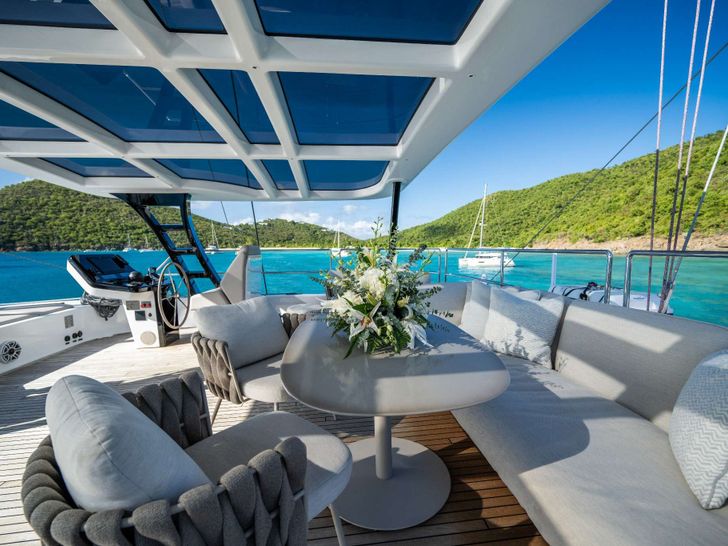VIVI Sunreef 60 - flybridge seating VIVI Sunreef 60 - flybridge seating