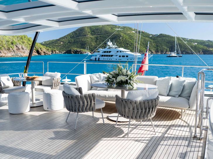 VIVI Sunreef 60 - flybridge lounge VIVI Sunreef 60 - flybridge lounge