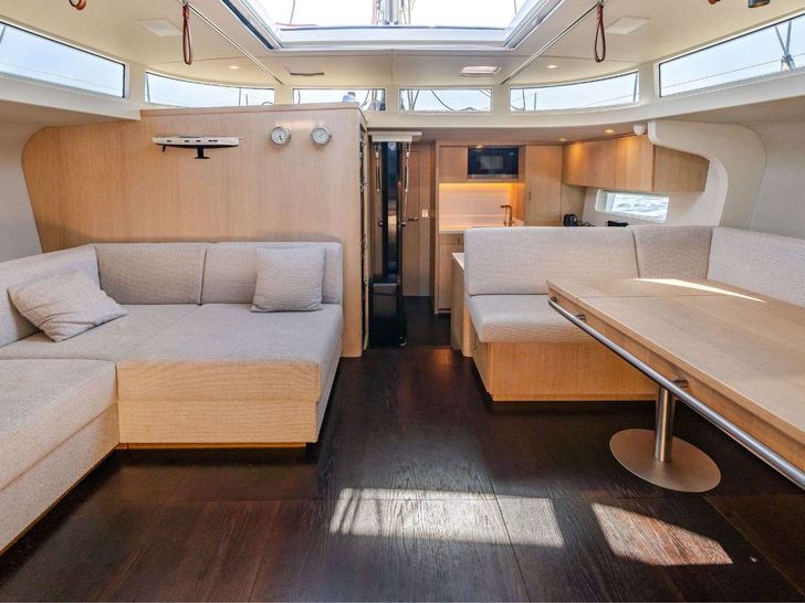 MYSTIC YYacht Y7 - saloon MYSTIC YYacht Y7 - saloon