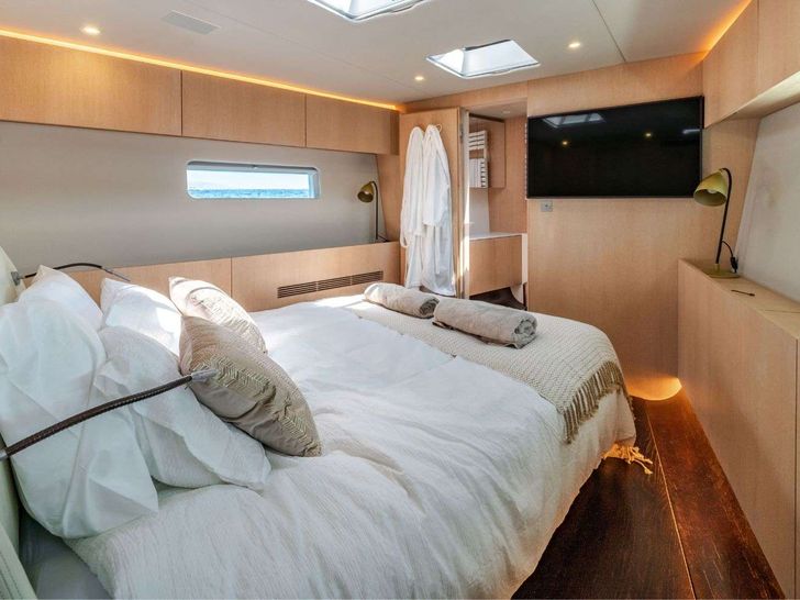 MYSTIC YYacht Y7 - main cabin MYSTIC YYacht Y7 - main cabin