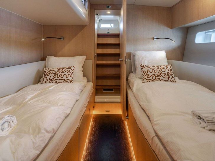 MYSTIC YYacht Y7 twin cabin