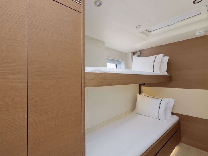 GRATEFUL CNB Bordeaux 76 bunk cabin