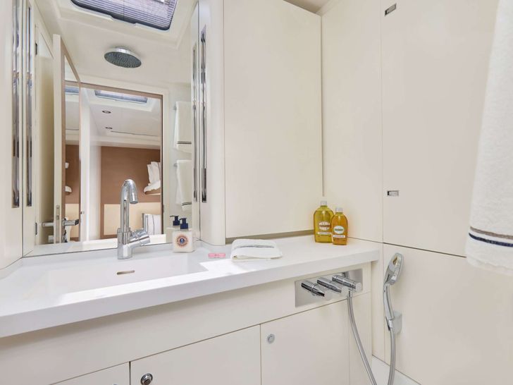 GRATEFUL CNB Bordeaux guest cabin bathroom GRATEFUL CNB Bordeaux guest cabin bathroom