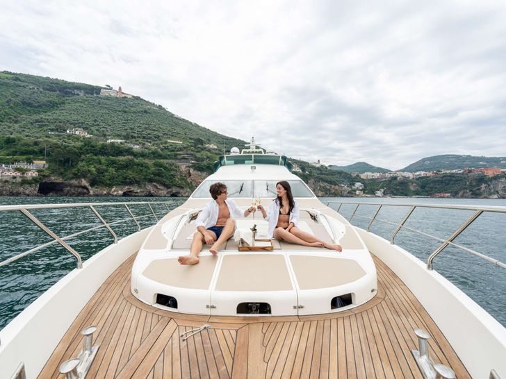 FOREVER ROSANNA Azimut 78 - foredeck FOREVER ROSANNA Azimut 78 - foredeck