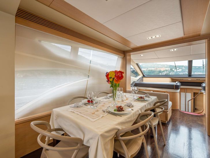 FOREVER ROSANNA Azimut 78 - main dining area FOREVER ROSANNA Azimut 78 - main dining area