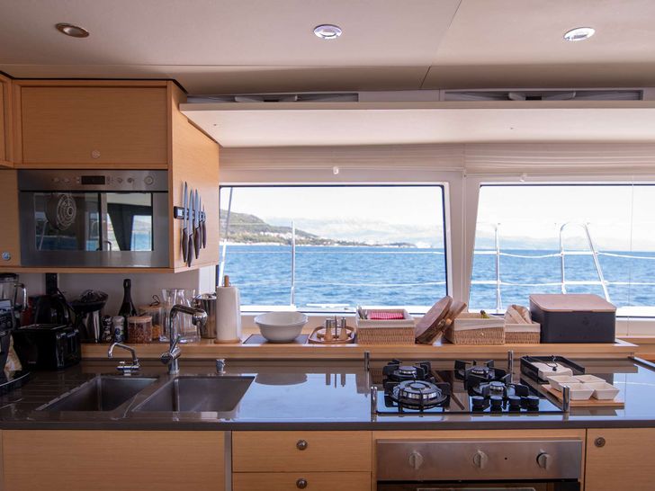 TOPAZ Lagoon 560 S2 - galley TOPAZ Lagoon 560 S2 - galley