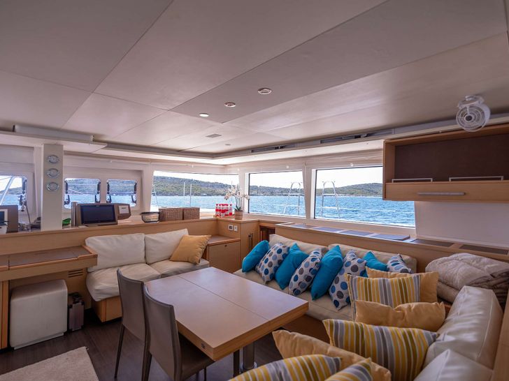 TOPAZ Lagoon 560 S2 - saloon seating and dining area TOPAZ Lagoon 560 S2 - saloon seating and dining area