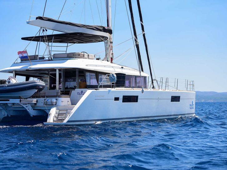 TOPAZ Lagoon 560 S2 - side aft view TOPAZ Lagoon 560 S2 - side aft view