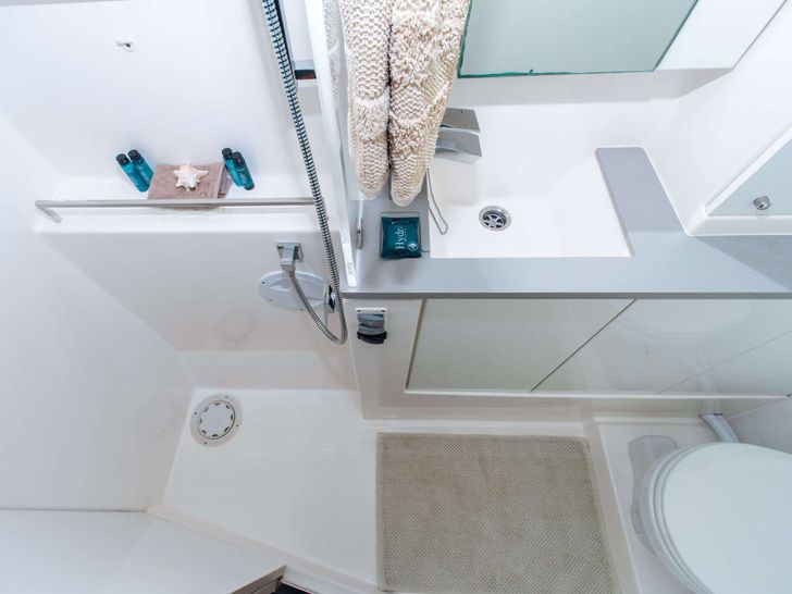 SISU Lagoon 45 - cabin 1 bathroom SISU Lagoon 45 - cabin 1 bathroom