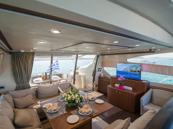 ELENTARI Sunseeker Predator 72 - saloon dining with TV ELENTARI Sunseeker Predator 72 - saloon dining with TV