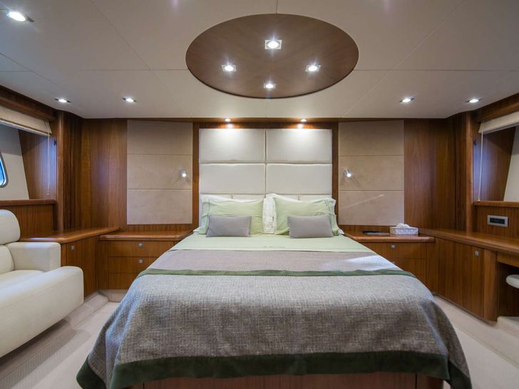 ELENTARI Sunseeker Predator 72 - master cabin ELENTARI Sunseeker Predator 72 - master cabin