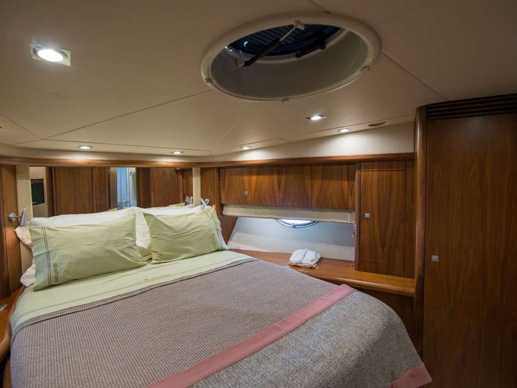 ELENTARI Sunseeker Predator 72 - VIP cabin other angle ELENTARI Sunseeker Predator 72 - VIP cabin other angle