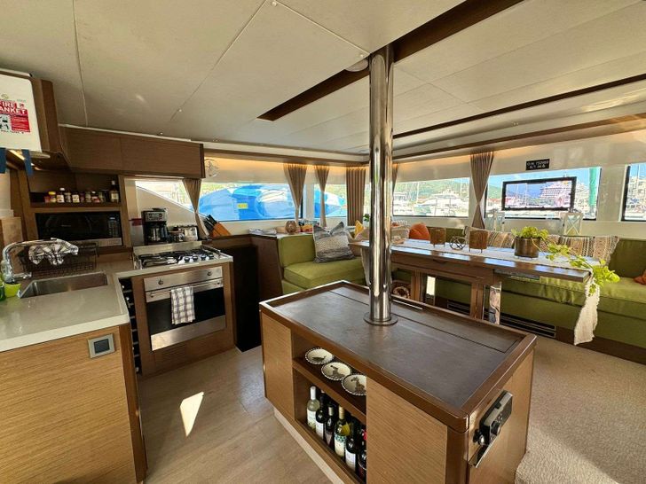 THE ADVENTURE Lagoon 50 - saloon THE ADVENTURE Lagoon 50 - saloon