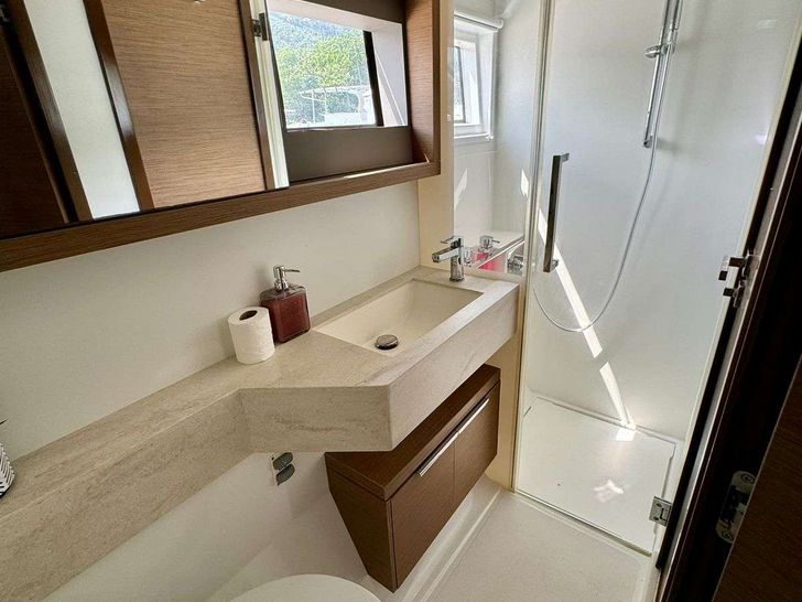 THE ADVENTURE Lagoon 50 - cabin bathroom THE ADVENTURE Lagoon 50 - cabin bathroom